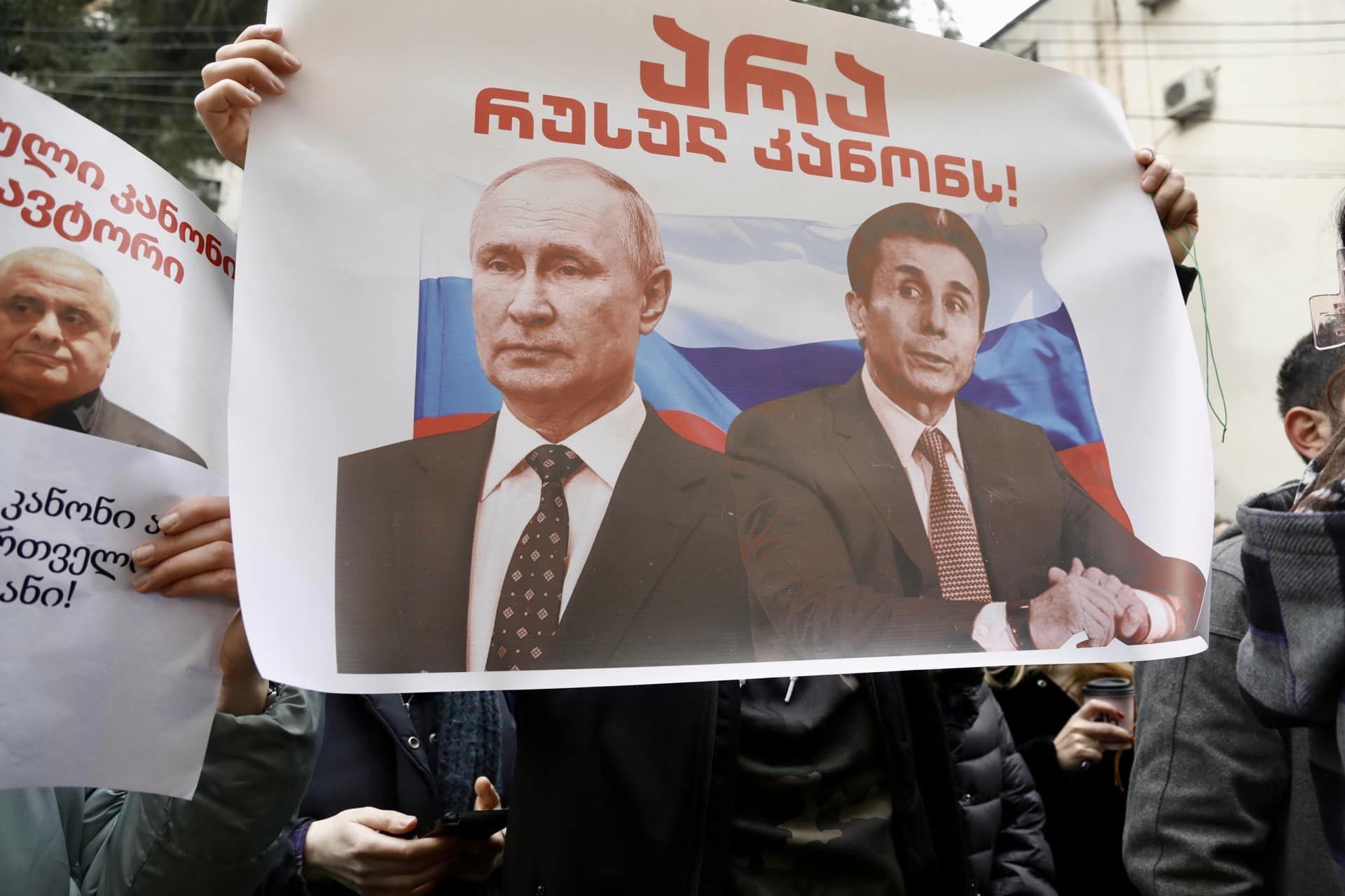 Фоторепортаж: Акция против законопроектов об «агентах иностранного влияния» у Парламента