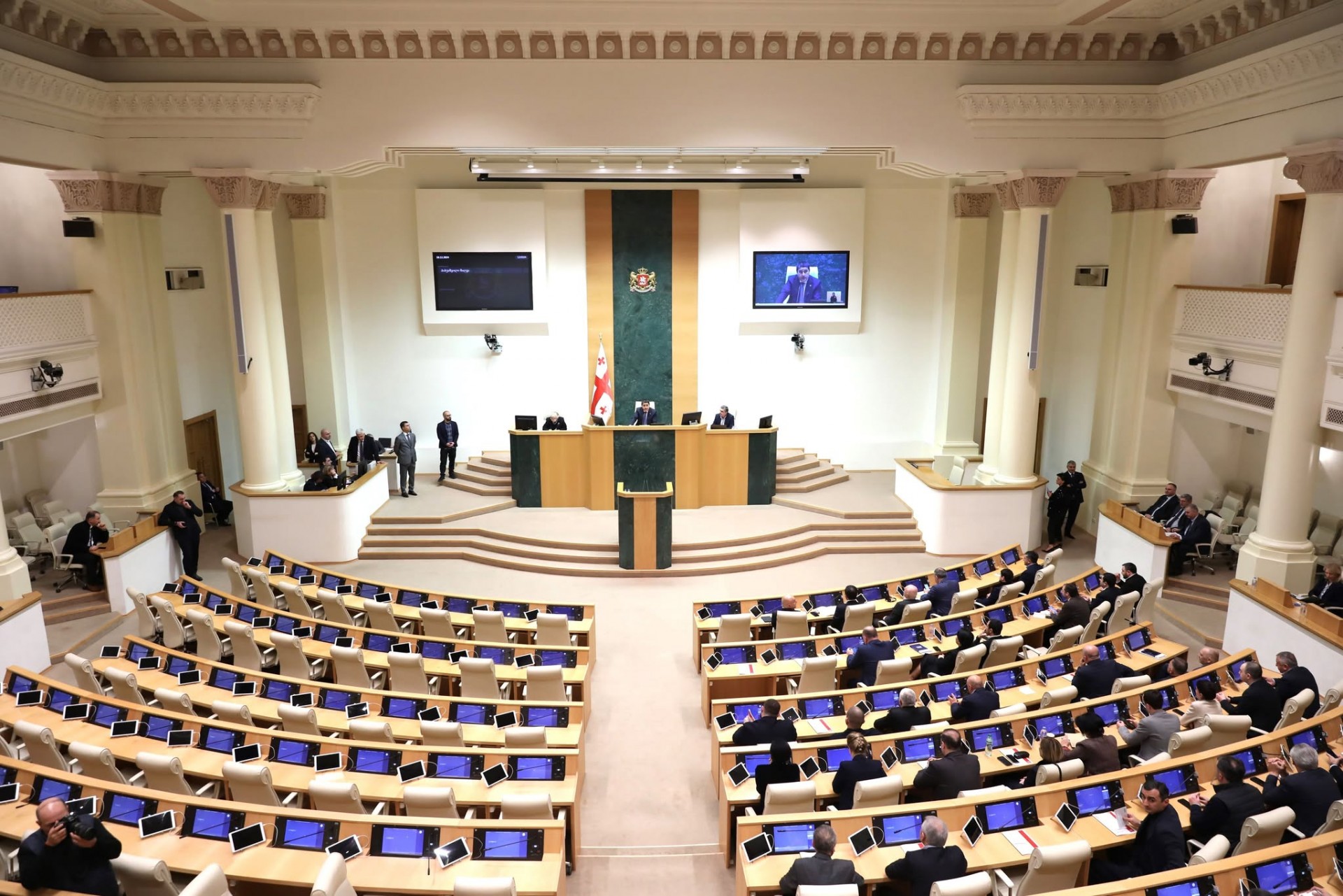 Парламент «Грузинской мечты» открыл весеннюю сессию на фоне протестов