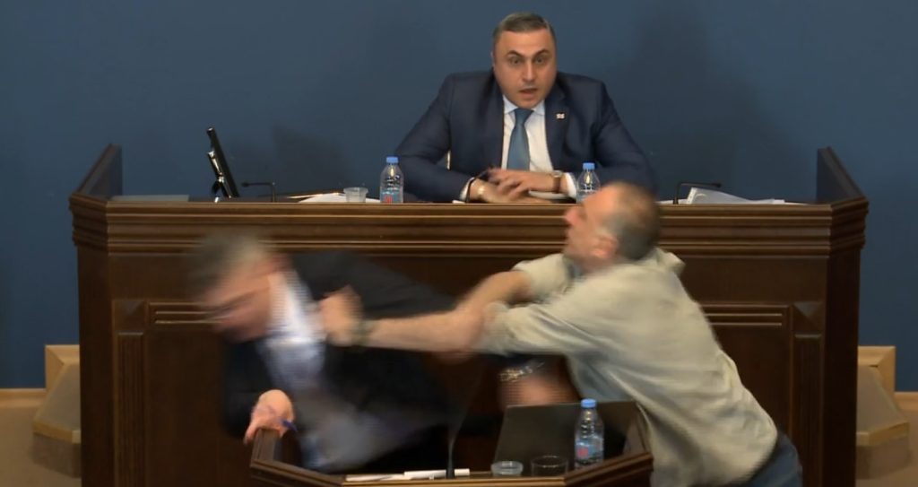 На комитетских слушаниях по законопроекту об «иноагентах» произошла драка