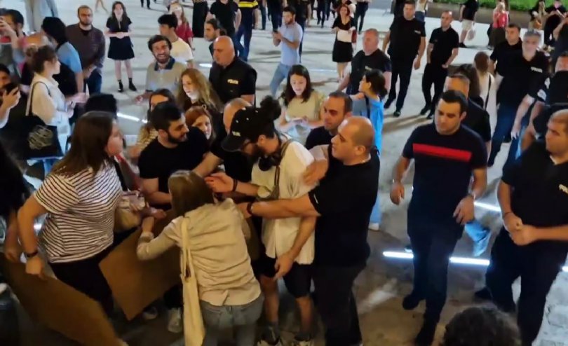 Полиция задержала активистов у здания Парламента из-за протестных баннеров