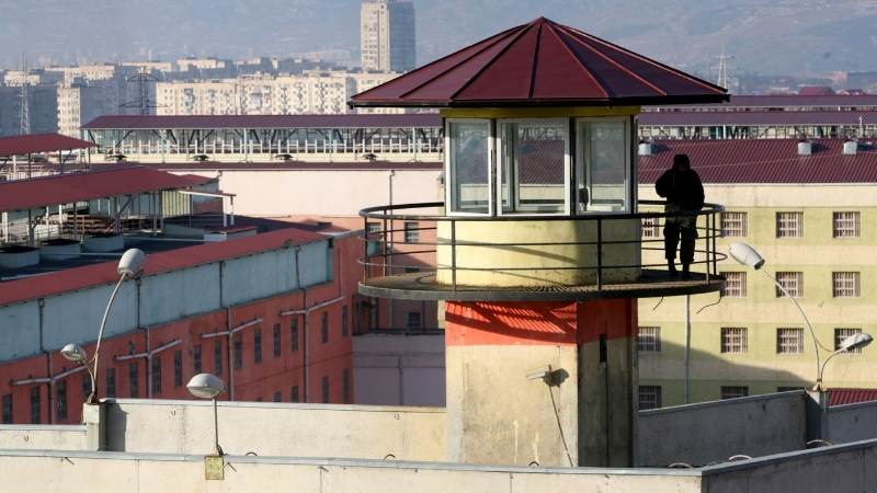 После предполагаемого насилия в тюрьме мужчина умер в больнице
