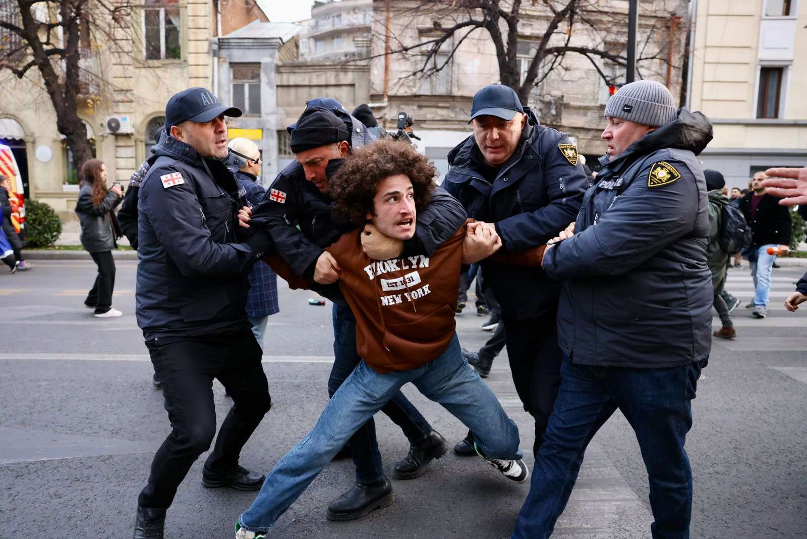 21-летнему протестующему семь лет тюрьмы за нападение на полицейских