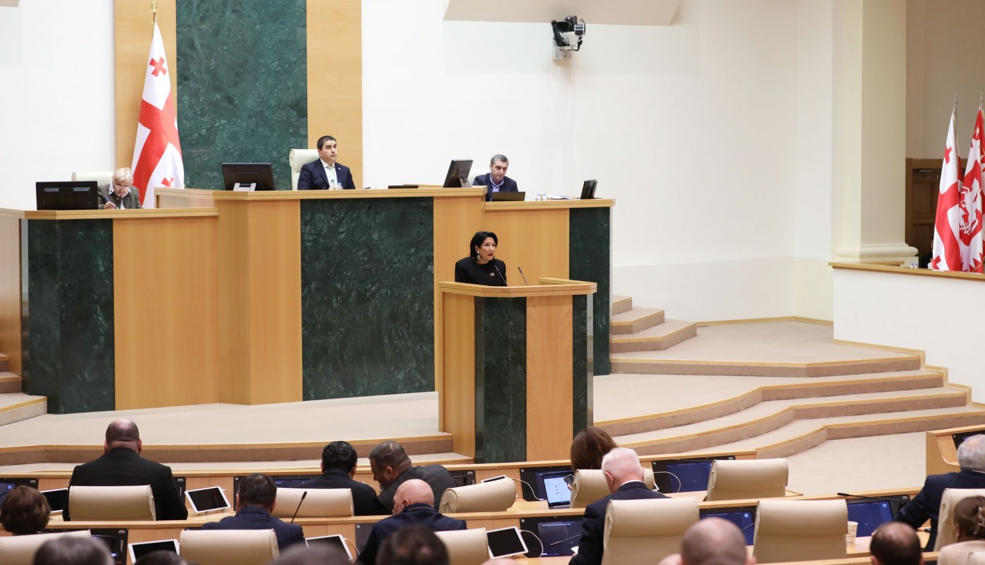 В последнем ежегодном докладе перед Парламентом Зурабишвили раскритиковала Иванишвили и выступила с инициативой создания единой оппозиционной платформы