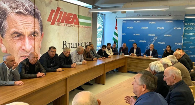 ოკუპირებულ აფხაზეთში  ოპოზიცია მინისტრთა კაბინეტის გადადგომას ორი კვირის განმავლობაში ითხოვს