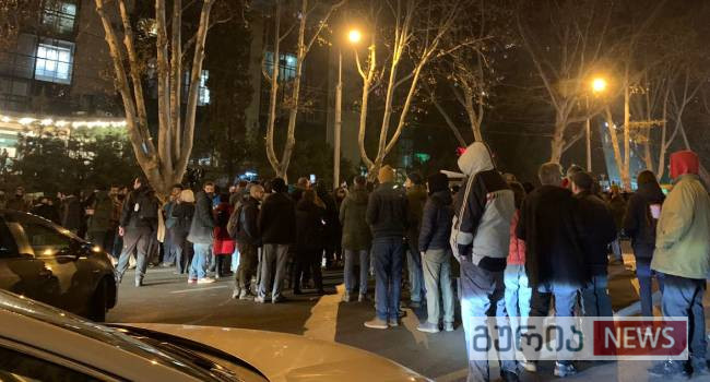 აქციის მონაწილეებმა საზოგადოებრივი მაუწყებლის წინ გზა გადაკეტეს