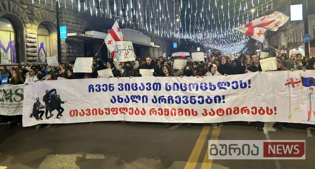 მომავალი ექიმები მარშით პარლამენტისკენ სვლას აგრძელებენ