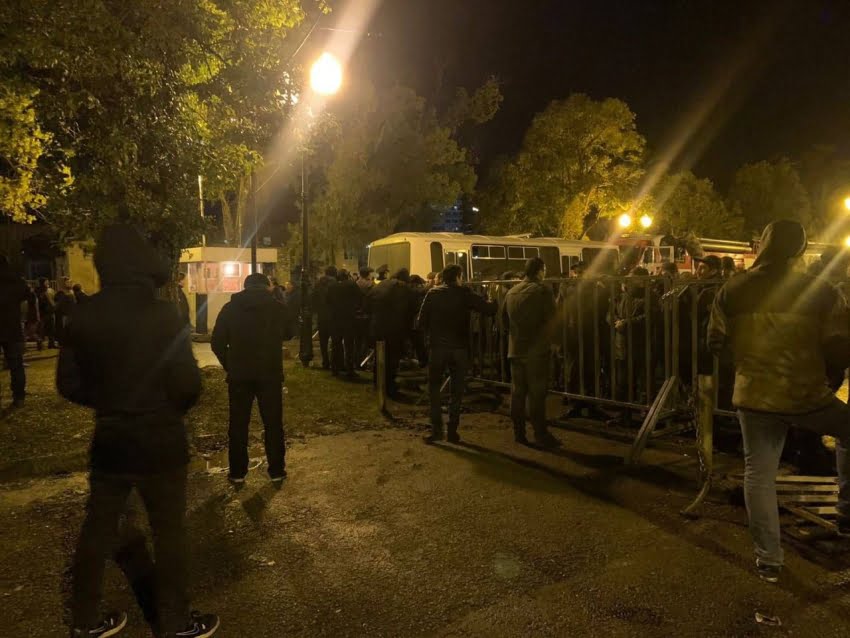 В Сухуми возникло противостояние между оппозицией и правоохранителями