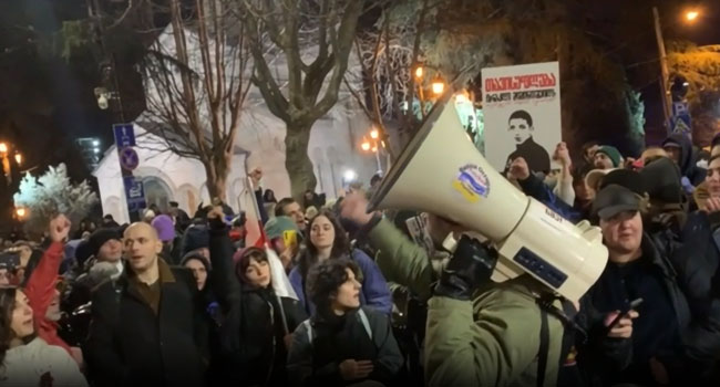 “ნიღბის უკან შენ ხარ?” – პოსტერი ქალების აქციიდან
