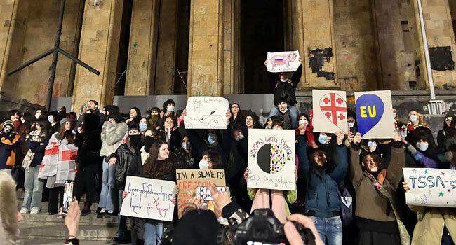 პროტესტის მეექვსე დღე – პარლამენტთან ხალხი შეკრებას იწყებს