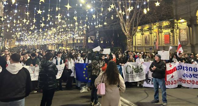 სამედიცინოს სტუდენტები მარშით პარლამენტთან მივიდნენ