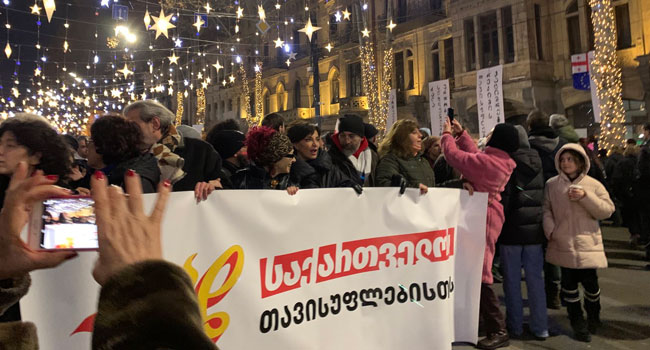 “საქართველოს თავისუფლებისთვის” _ ჩცდ-ს მარში რესპუბლიკის მოედნიდან პარლამენტთან აქციას შეუერთდა