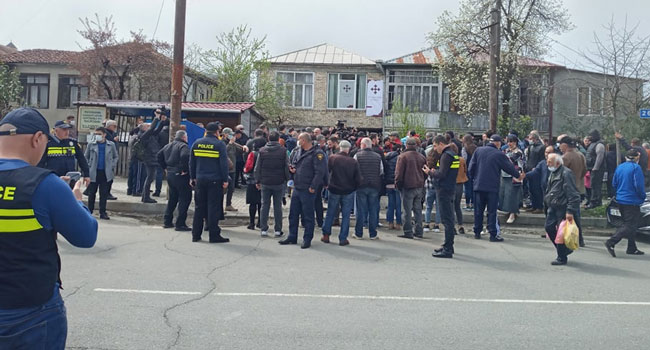 ხმაური ოზურგეთში “ალტ-ინფოს” ოფისთან
