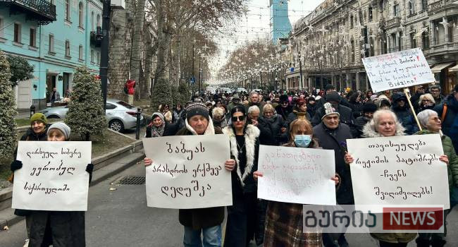 პარლამენტისკენ მარშით მიემართებიან ბებია- ბაბუები