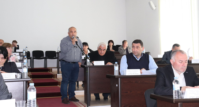 “ამდენი ფულის ნაწილ-ნაწილ ხარჯვას, ერთხელ დიდი ფული მოგვეცით გამართული ავტობუსის საყიდლად, არ ჯობს?!”