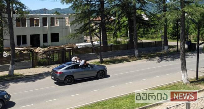 ჩოხატაურში სკოლადამთავრებულები მსვლელობას აწყობენ