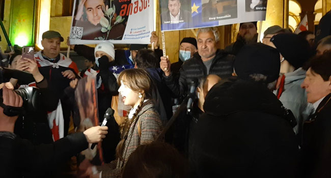 სიტყვიერი დაპირისპირება აქციის მონაწილეებს შორის რუსთაველზე