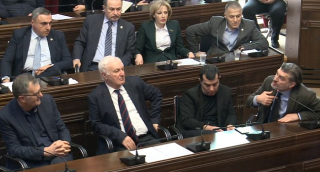 “სამშობლოს ღალატს წიგნი არ სჭირდება” – ყაველაშვილი დეკანოიძეს
