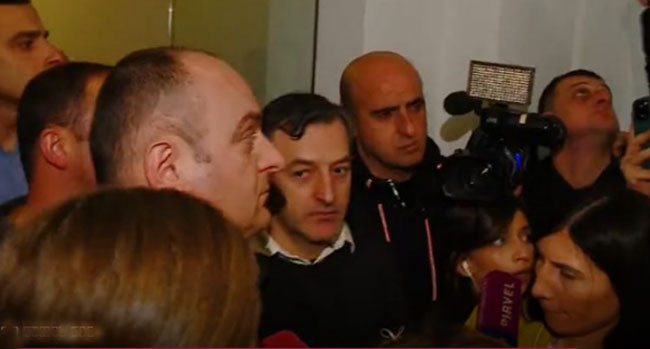 “ანრი ოხანაშვილს მინდა მივმართო, რამ შეგაშინა” – ოპოზიციონერ დეპუტატებს სხდომაზე არ უშვებენ