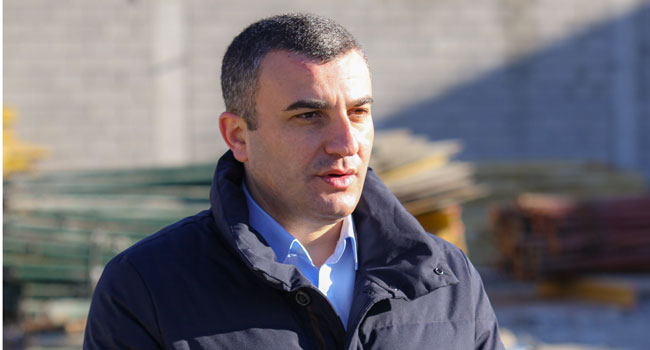 მიწისძვრის შედეგად საცხოვრებელი სახლის კედელი ჩამოინგრა