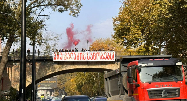 „არა კალაძის საცობებს!“ – ენმ-მ მშრალ ხიდზე ბანერი გადმოფინა