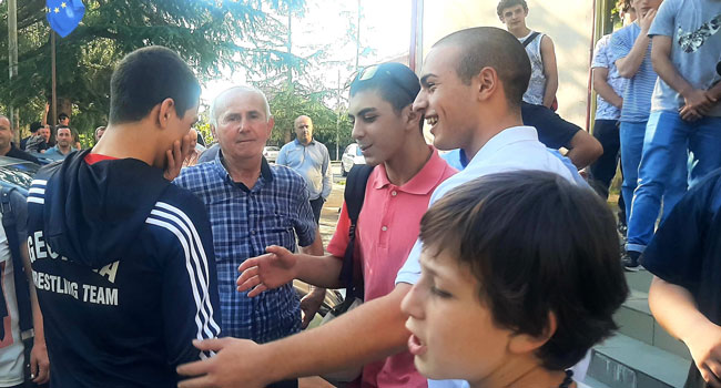 ევროპის ჩემპიონ ერეკლე თავბერიძეს ოზურგეთში გრანდიოზული დახვედრა მოუწყვეს