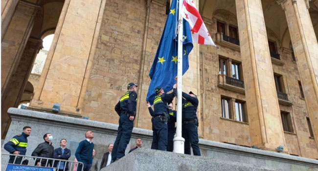 პარლამენტის წინ ევროკავშირის დროშა ისევ აღმართეს