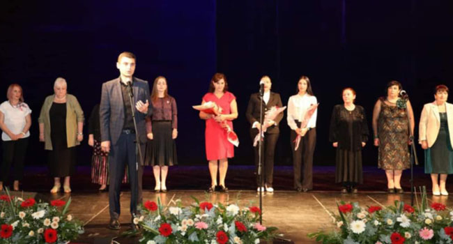 ოზურგეთის სახელმწიფო დრამატულ თეატრში მასწავლებლის პროფესიული დღისადმი მიძღვნილი ღონისძიება გაიმართა