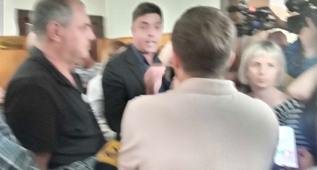 „რუბლების“ ცვენა ოზურგეთის  საკრებულოს სხდომაზე: „ მაგით პუტინთან გაფრინდით“