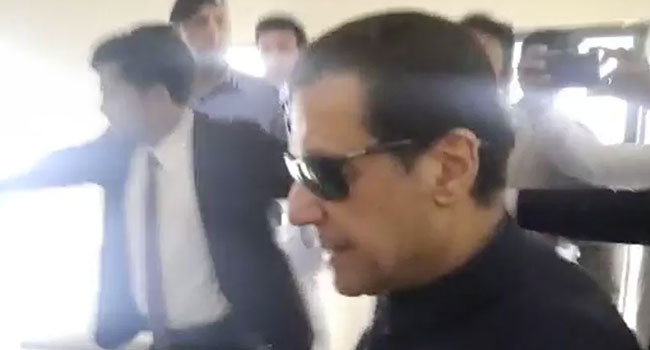 პაკისტანის უზენაესმა სასამართლომ ყოფილი პრემიერის დაპატიმრება უკანონოდ გამოაცხადა