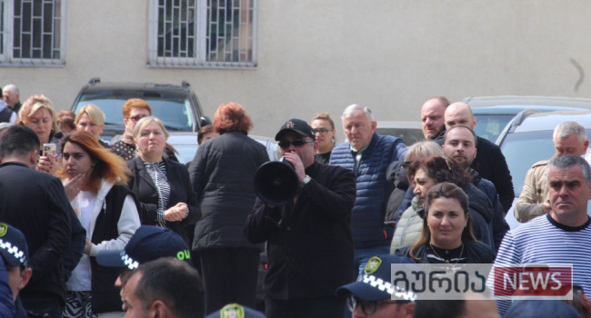 პროფკავშირების სასახლესთან ჭიათურელი მაღაროელები აქციას მართავენ