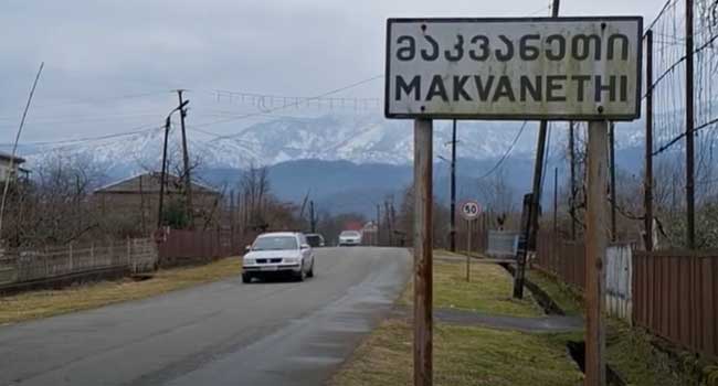 დეკემბერში დაგებული და უკვე “დაკერებული” ორკილომეტრიანი გზა… მილიონნახევარ ლარად!