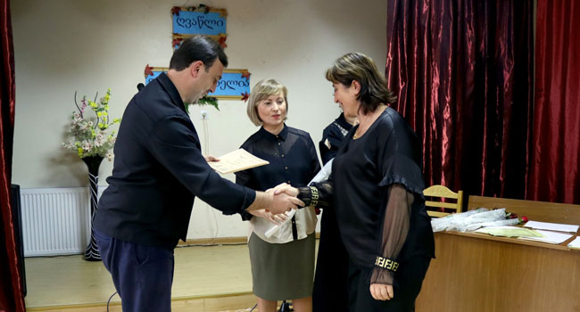 მასწავლებლის ეროვნულ დღეზე ჩოხატაურში 52 პედაგოგი დააჯილდოეს