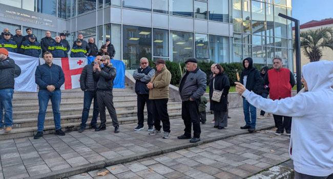 “თავისუფლება რეჟიმის პატიმრებს” – ოზურგეთში აქცია მიმდინარეობს