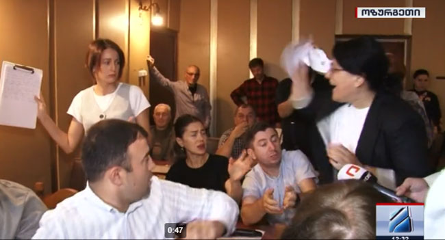ხმაური და დაპირისპირება ოზურგეთის საკრებულოს სხდომაზე