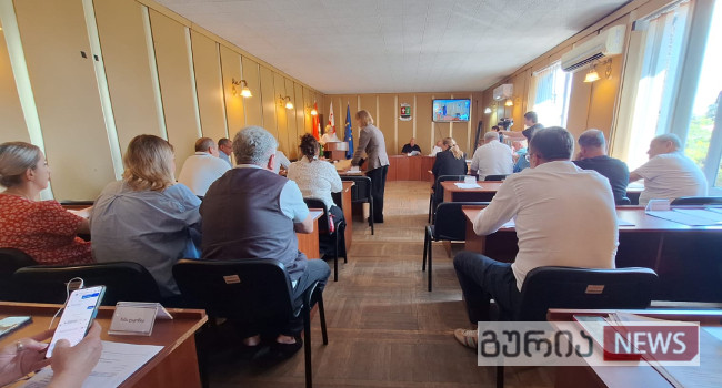 ოზურგეთის მერიამ ქობულეთის მერიას  ნაგავშემკრები მანქანა ათხოვა