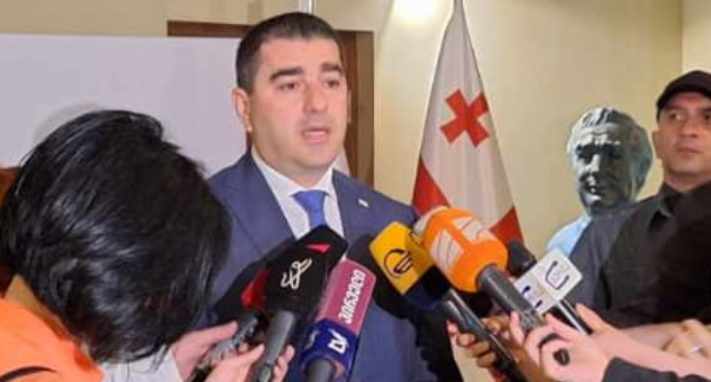 შალვა პაპუაშვილი: “უცხოელი არამკითხე მოამბეების გაკერპების მცდელობა მიდის, რაც სამარცხვინო სანახაობაა”