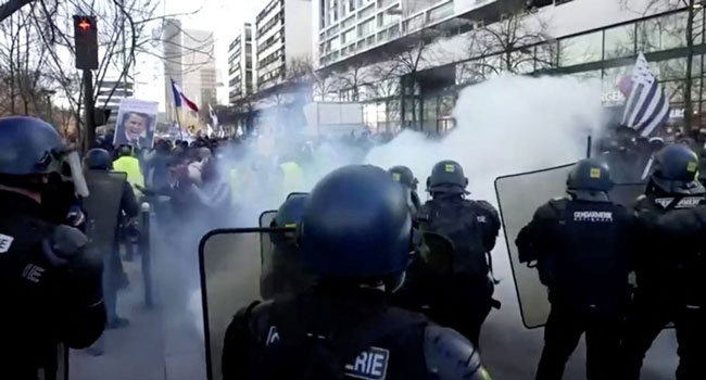 პოლიციამ პარიზში დემონსტრანტების წინააღმდეგ ცრემლსადენი გაზი გამოიყენა
