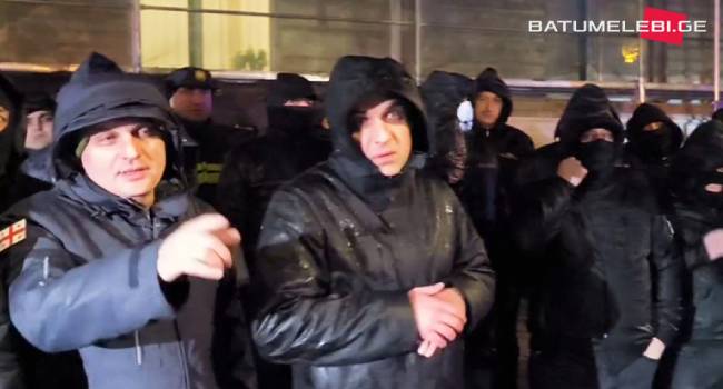 პოლიცია ბათუმში მოქალაქეებს აქციის გამართვის საშუალებას არ აძლევს, ხელს უშლის ჟურნალისტებსაც