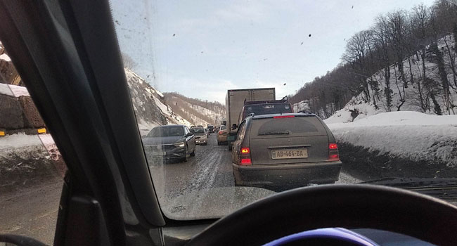 გაფრთხილება! ვისაც რიკოთის გავლა უწევს _ გზის სიახლოვეს მეწყერის საშიშროებაა