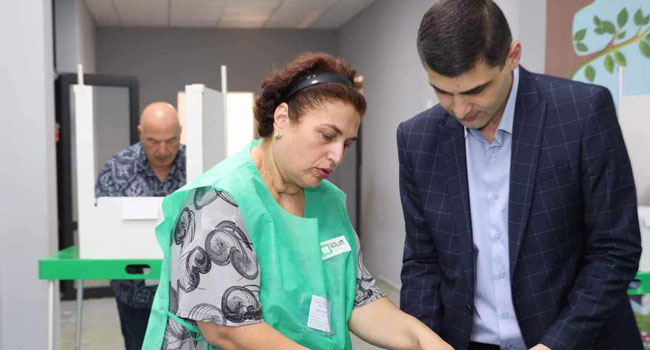 გურიის მხარეში სახელმწიფო რწმუნებულმა   საარჩევნო უბანზე იმიტირებულ კენჭისყრაში მიიღო მონაწილეობა
