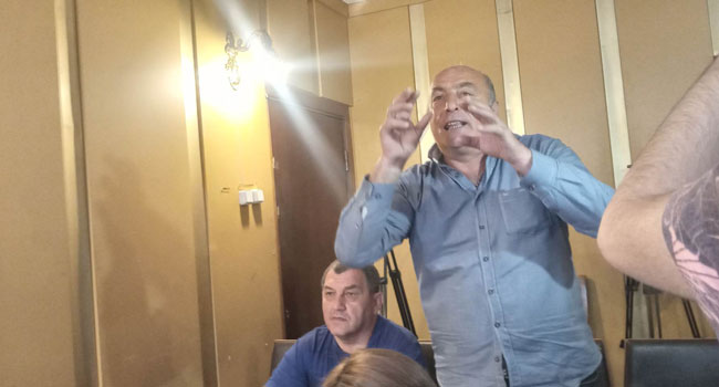 დავა და ჩხუბი ოზურგეთის საკრებულოს სხდომაზე