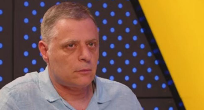 სპორტული კომენტატორის, სანდრო ცნობილაძის სახლში რეჟიმის პოლიცია შევიდა