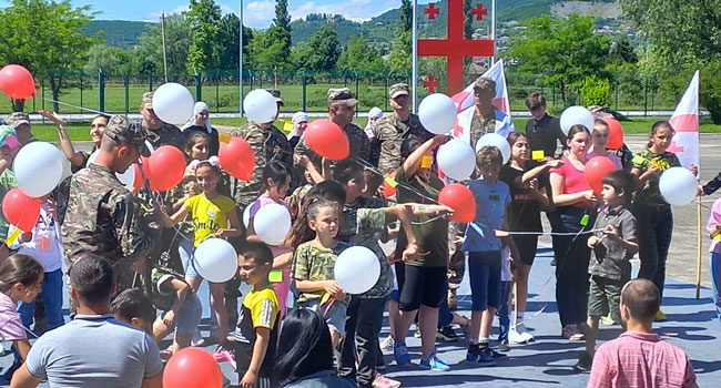 დაღუპული ჯარისკაცების ხსოვნისადმი მიძღვნილი ბუშტები – ემოციური კადრები სენაკის ბაზიდან