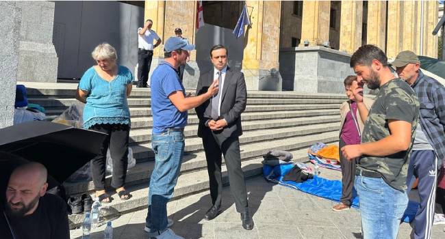 სახალხო დამცველი პარლამენტთან შეკრებილ შუქრუთის მაცხოვრებლებს შეხვდა