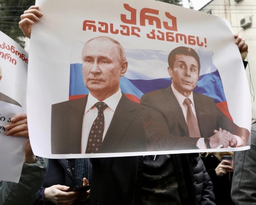 Фоторепортаж: Акция против законопроектов об «агентах иностранного влияния» у Парламента