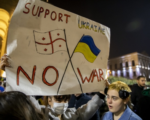 МИД Украины раскритиковал предвыборные баннеры «Грузинской мечты» на тему «войны и мира»