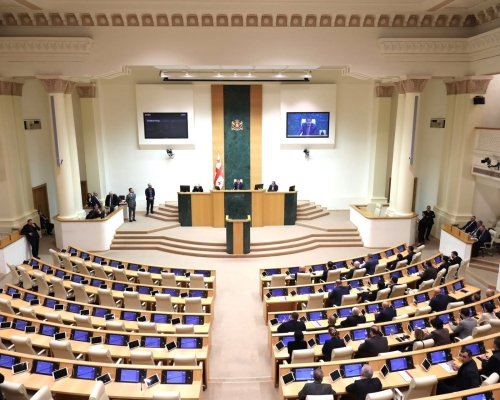 Парламент «Грузинской мечты» открыл весеннюю сессию на фоне протестов