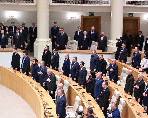 Парламент «Грузинской мечты» приостановил полномочия 49 оппозиционных депутатов