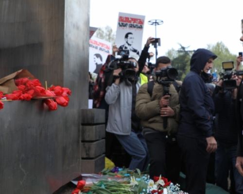“ქართველები მამაცად იდგნენ ერთმანეთის გვერდით”- აშშ-ს ელჩი 9 აპრილის მემორიალთან