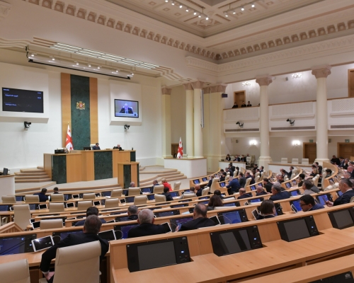 Парламент «Грузинской мечты» принял поправки по запрету оппозиционных партий